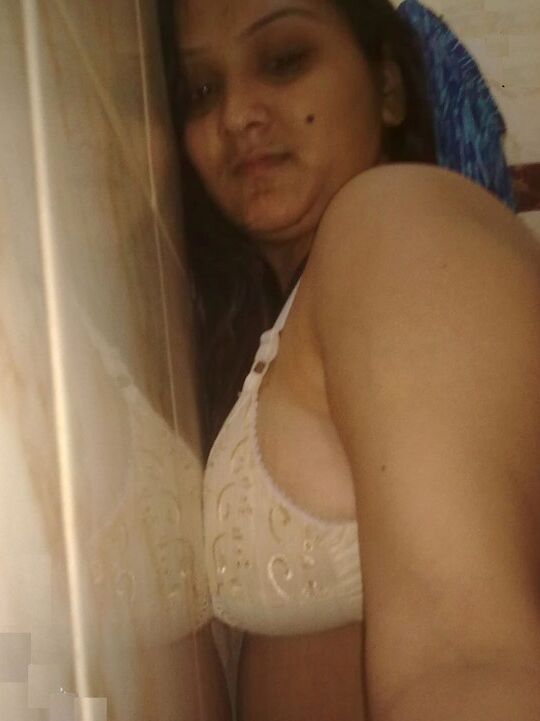 10P Indian plumper takes off her brassiere in a safe for work manner