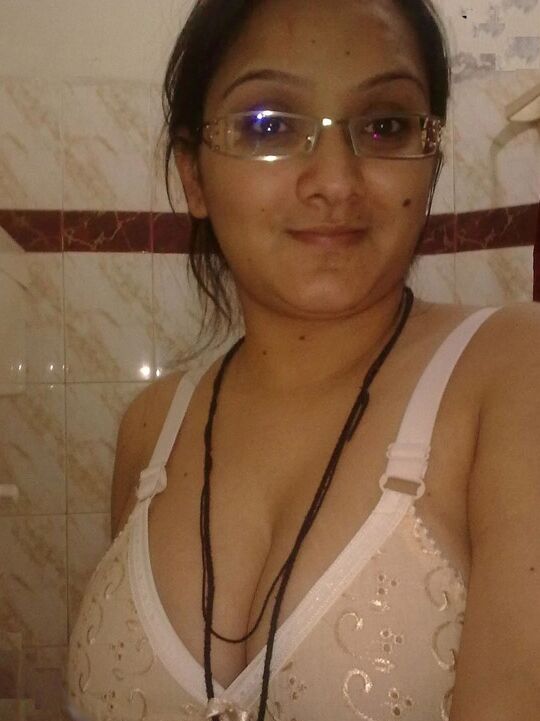 10P Indian plumper takes off her brassiere in a safe for work manner