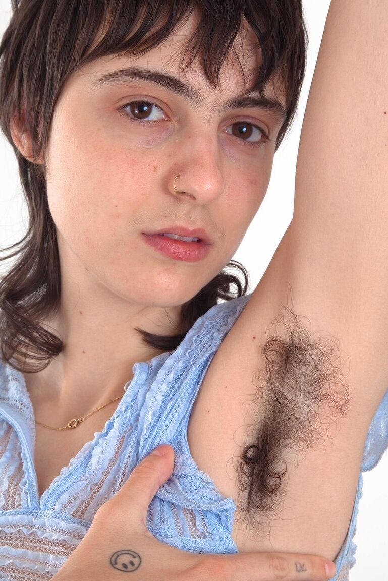 16P Chica tatuada con axilas peludas estira su coño muy peludo