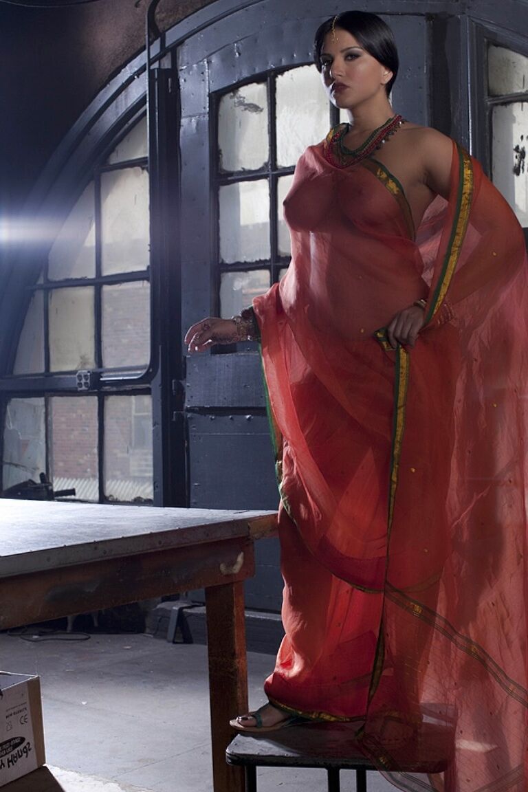 15P Das vollbusige Solo-Girl Sunny Leone modelt solo in durchsichtiger indischer Kleidung