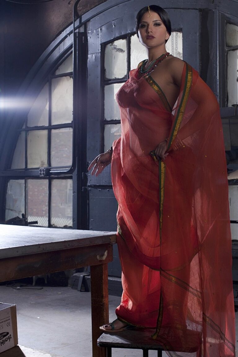 15P Das vollbusige Solo-Girl Sunny Leone modelt solo in durchsichtiger indischer Kleidung