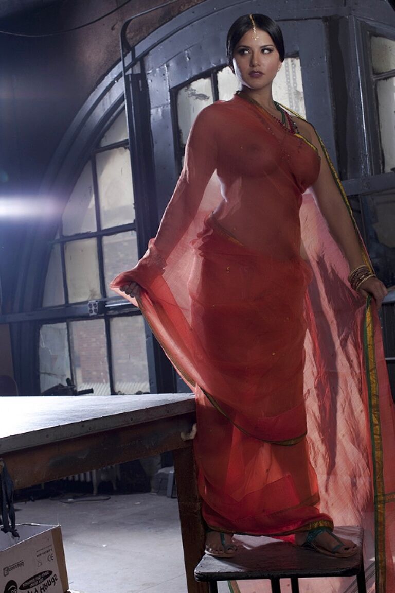 15P Das vollbusige Solo-Girl Sunny Leone modelt solo in durchsichtiger indischer Kleidung