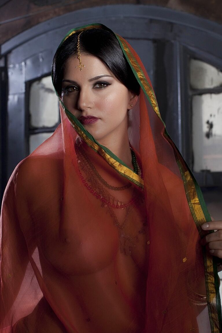 15P Das vollbusige Solo-Girl Sunny Leone modelt solo in durchsichtiger indischer Kleidung