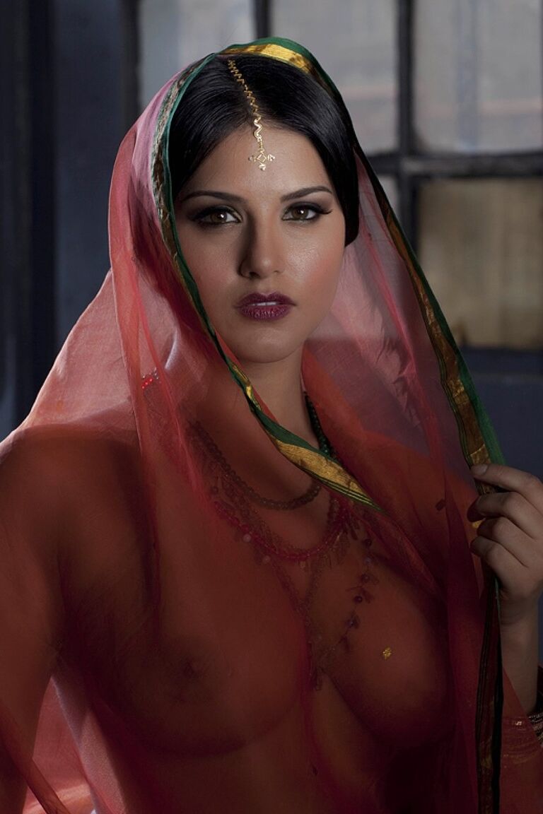 15P Das vollbusige Solo-Girl Sunny Leone modelt solo in durchsichtiger indischer Kleidung