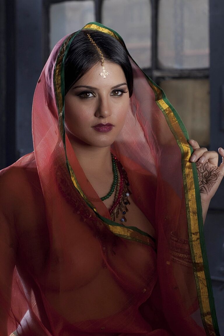 15P Das vollbusige Solo-Girl Sunny Leone modelt solo in durchsichtiger indischer Kleidung