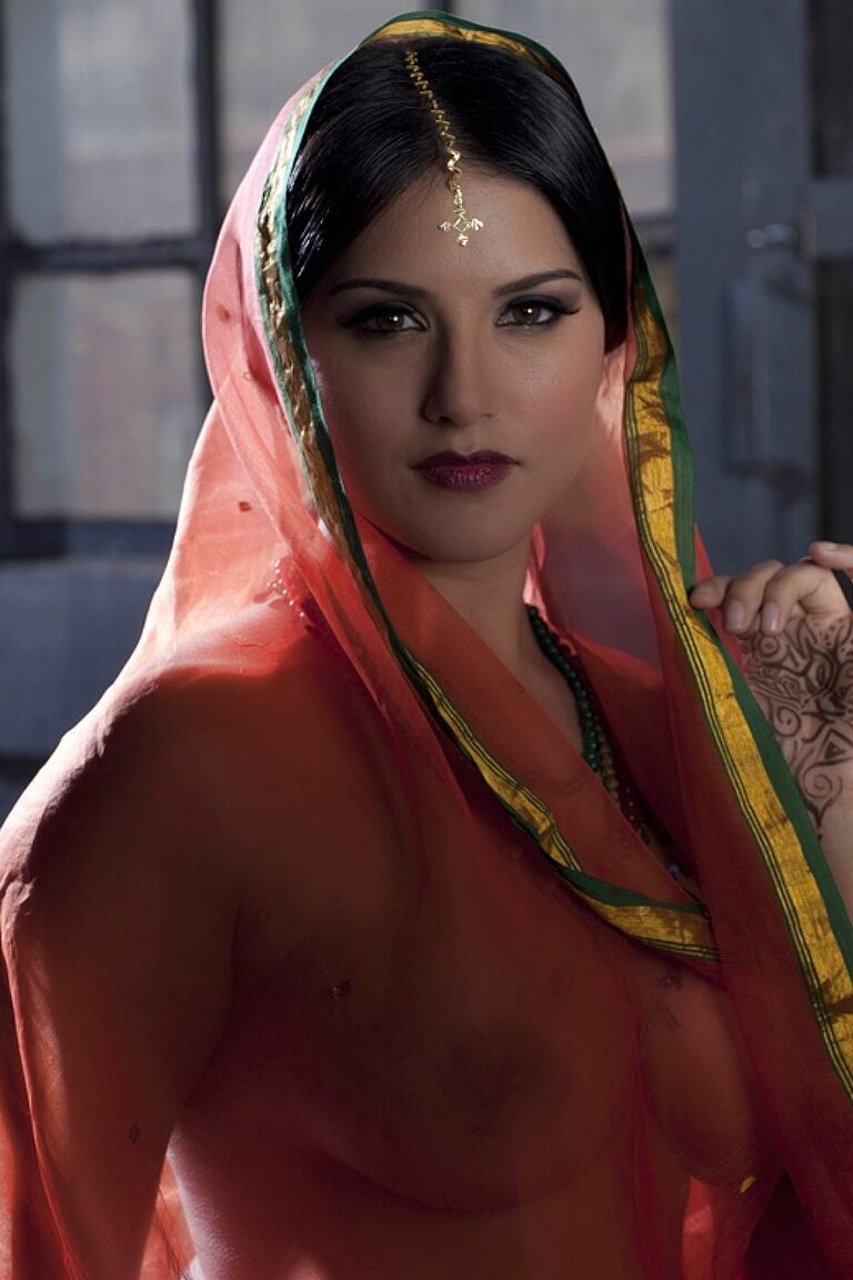 15P Das vollbusige Solo-Girl Sunny Leone modelt solo in durchsichtiger indischer Kleidung