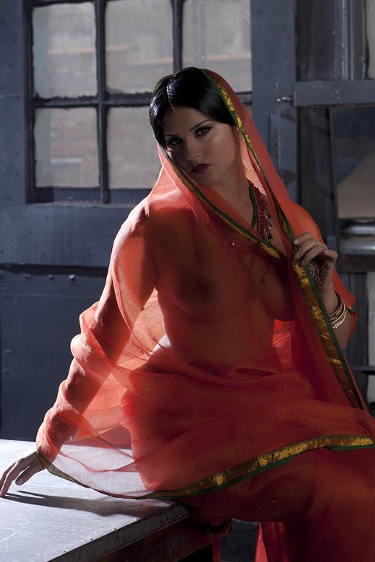 15P Das vollbusige Solo-Girl Sunny Leone modelt solo in durchsichtiger indischer Kleidung