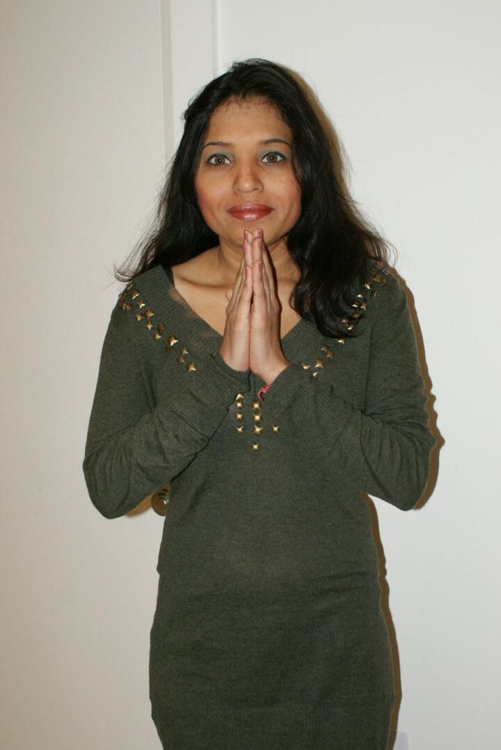 12P Indiana MILF Kavya Sharma expõe seus seios naturais antes de mostrar sua boceta careca