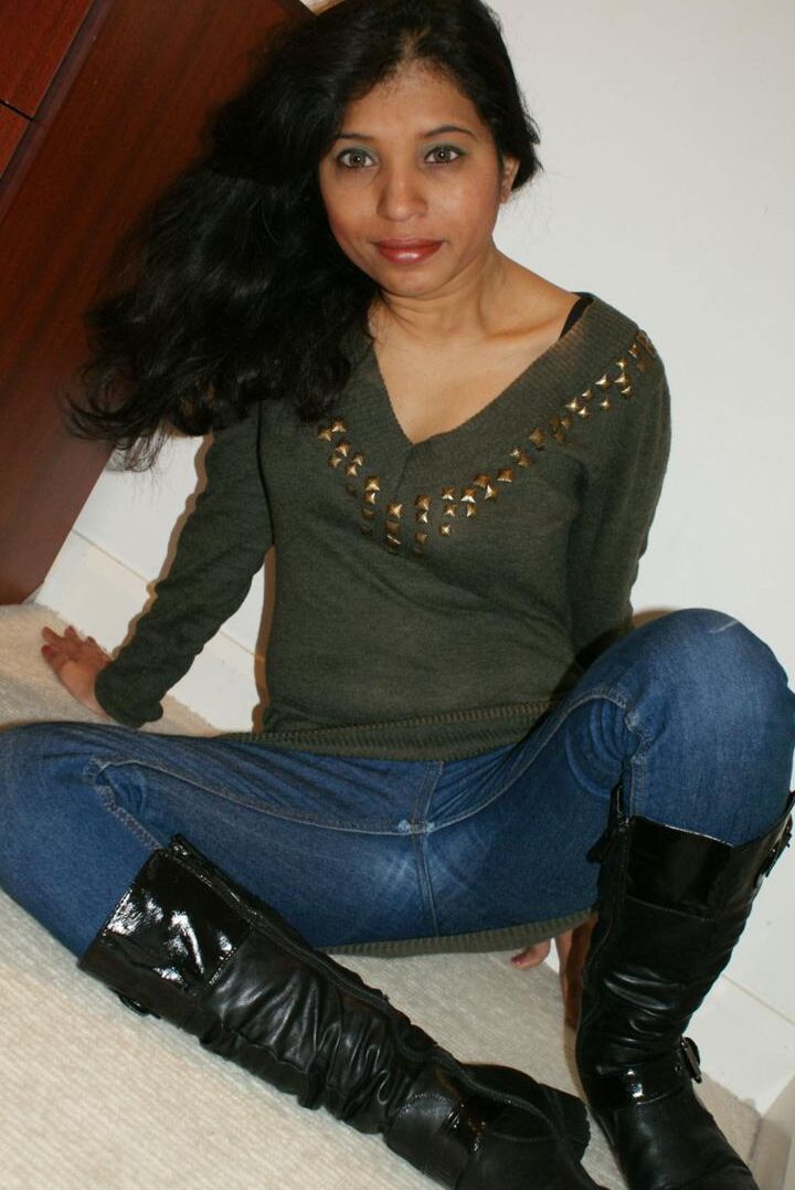 12P Indiana MILF Kavya Sharma expõe seus seios naturais antes de mostrar sua boceta careca