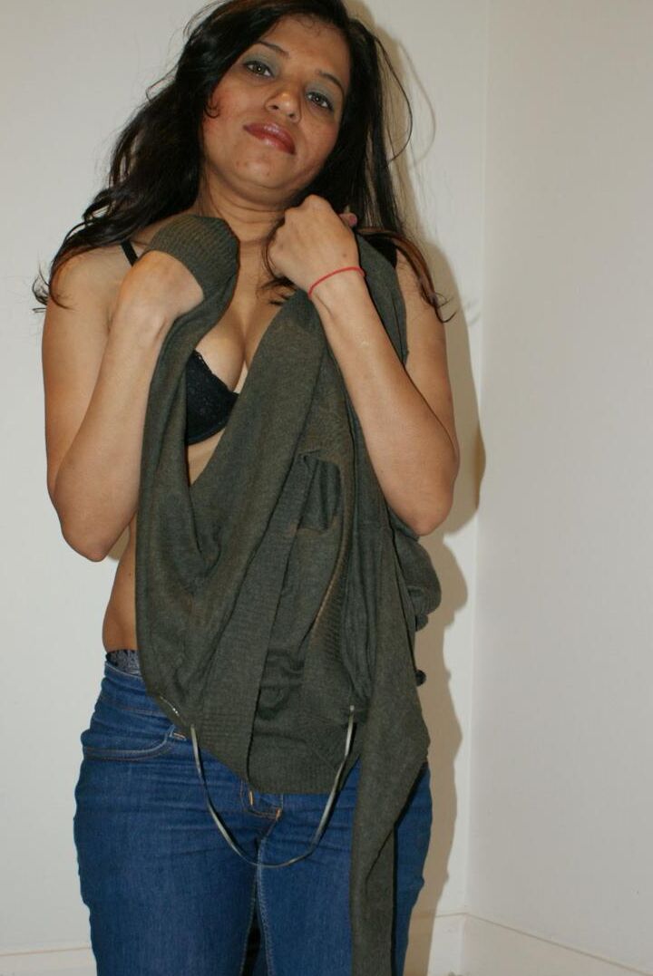 12P Indiana MILF Kavya Sharma expõe seus seios naturais antes de mostrar sua boceta careca