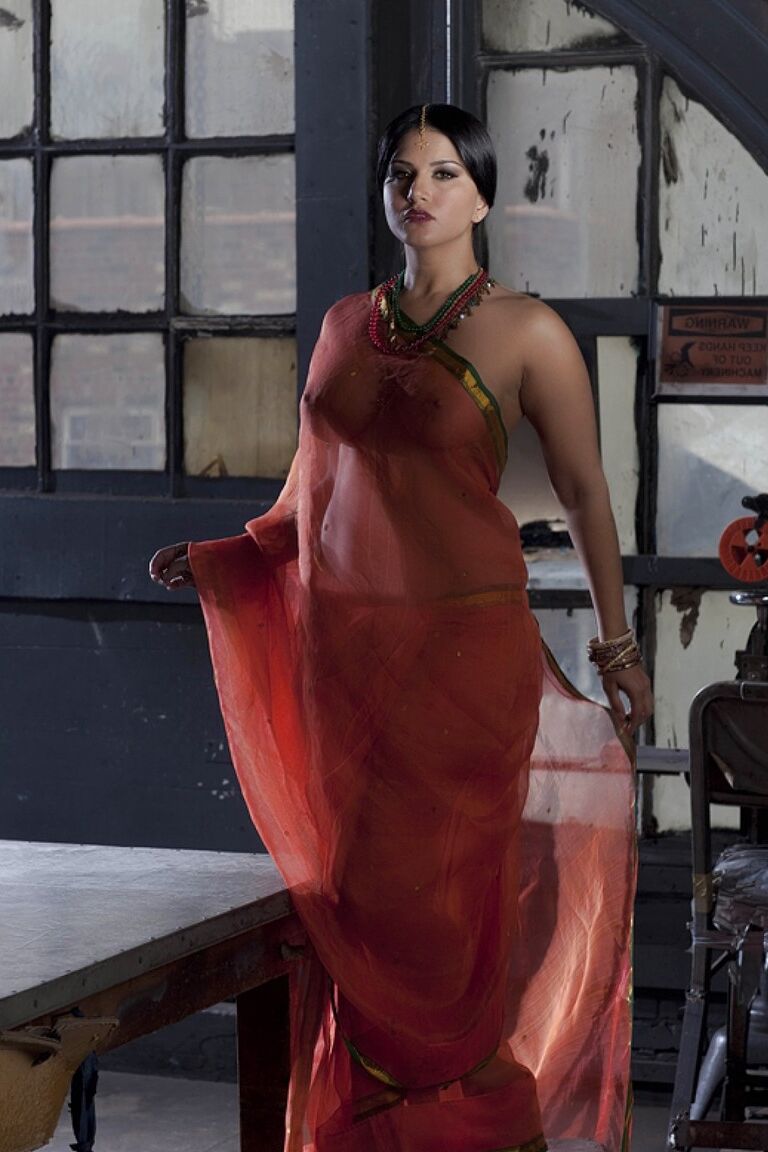 20P La MILF indienne Sunny Leone exhibe ses gros seins à travers sa tenue transparente