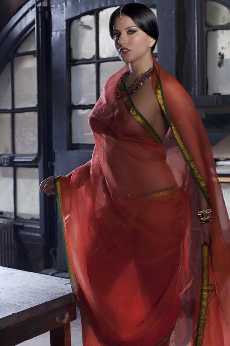 20P La MILF indienne Sunny Leone exhibe ses gros seins à travers sa tenue transparente