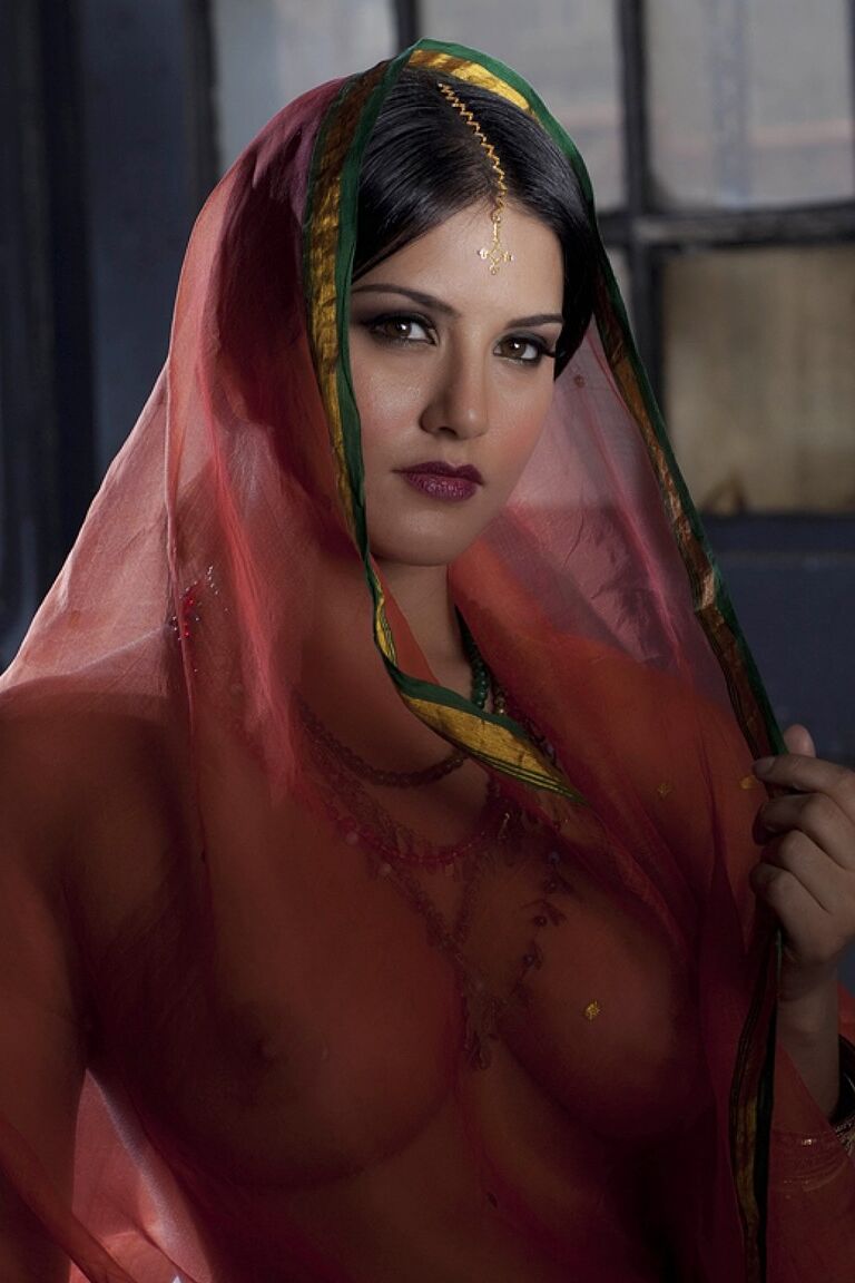20P La MILF indienne Sunny Leone exhibe ses gros seins à travers sa tenue transparente