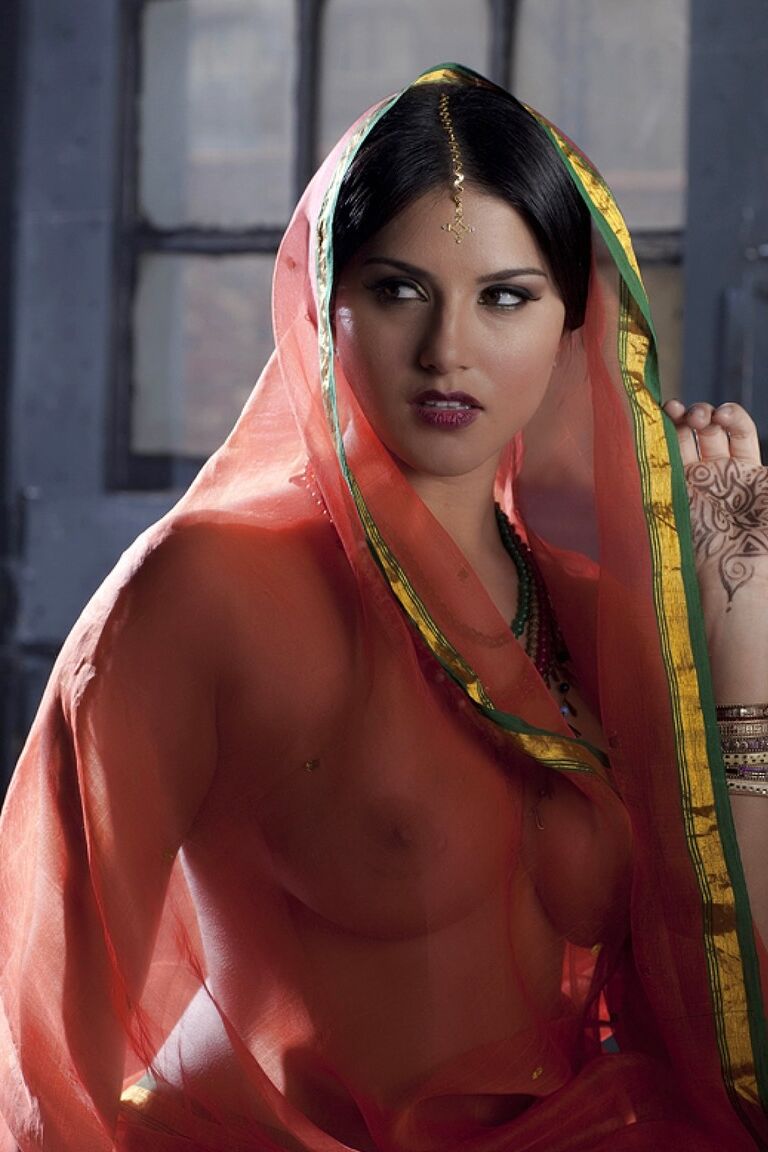 20P La MILF indienne Sunny Leone exhibe ses gros seins à travers sa tenue transparente