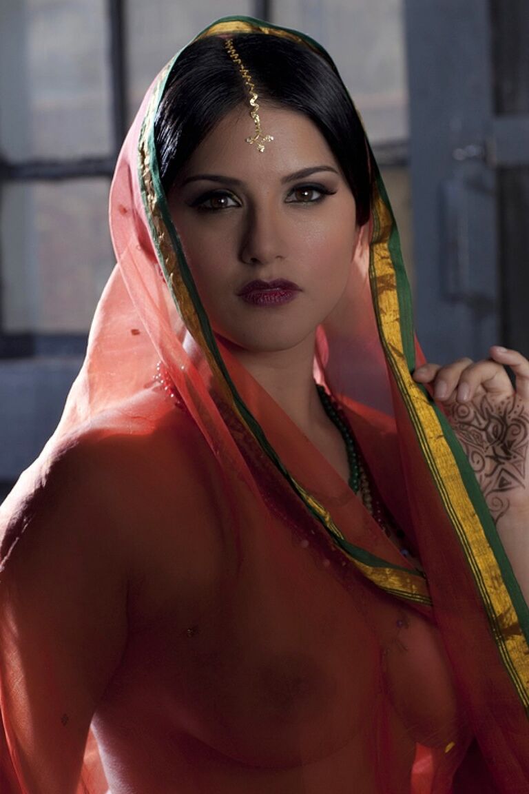 20P La MILF indienne Sunny Leone exhibe ses gros seins à travers sa tenue transparente