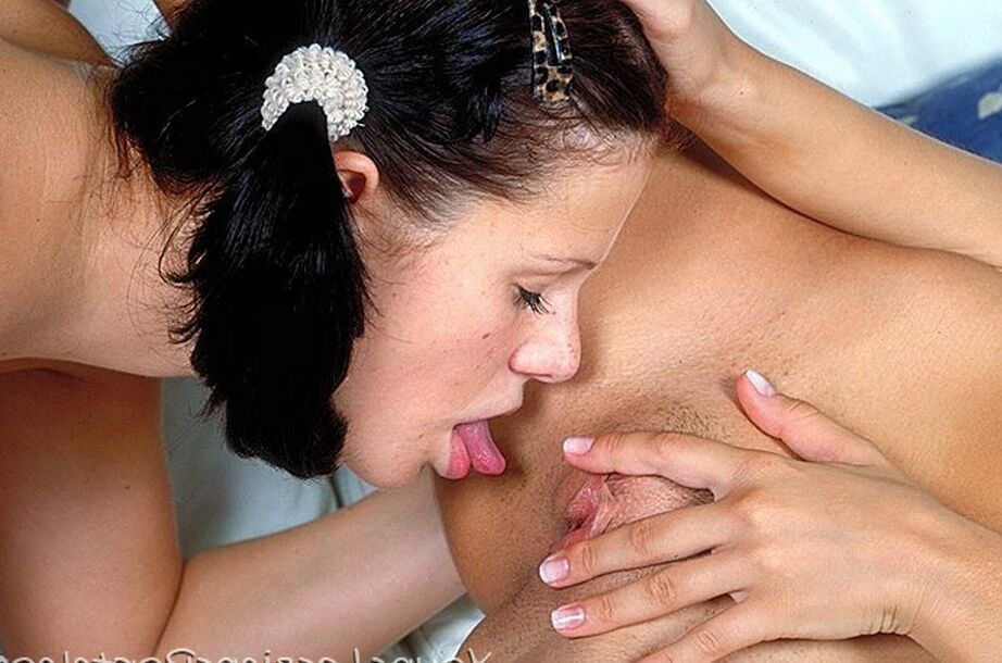 16P Ação de sexo lésbico escaldante com duas adolescentes lindas que adoram provocar e