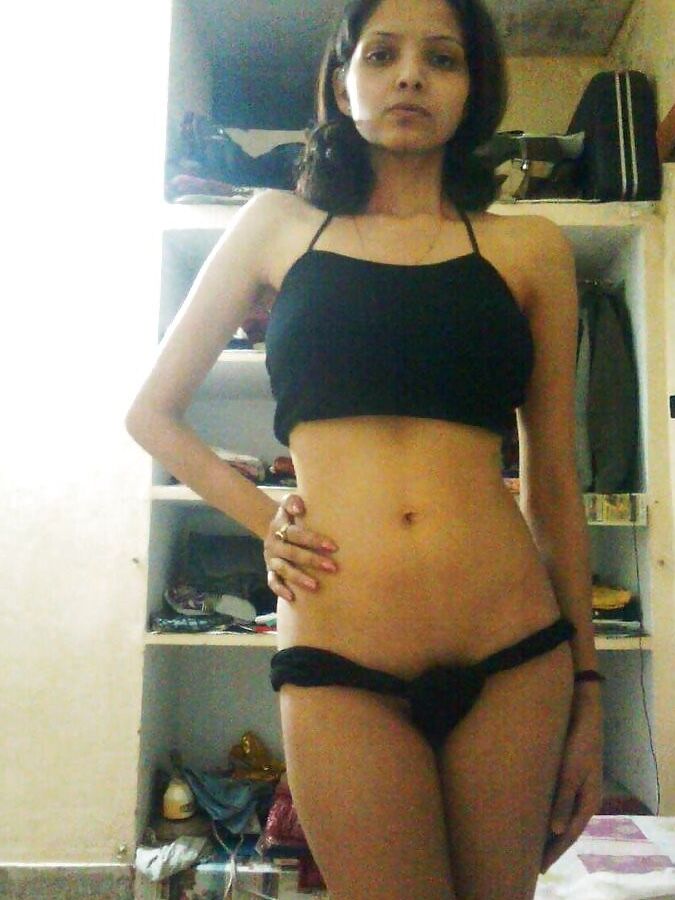 10P Mulher indiana modela várias peças de roupa e lingerie sem nudez