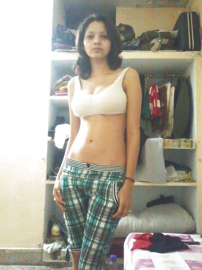 10P Mulher indiana modela várias peças de roupa e lingerie sem nudez