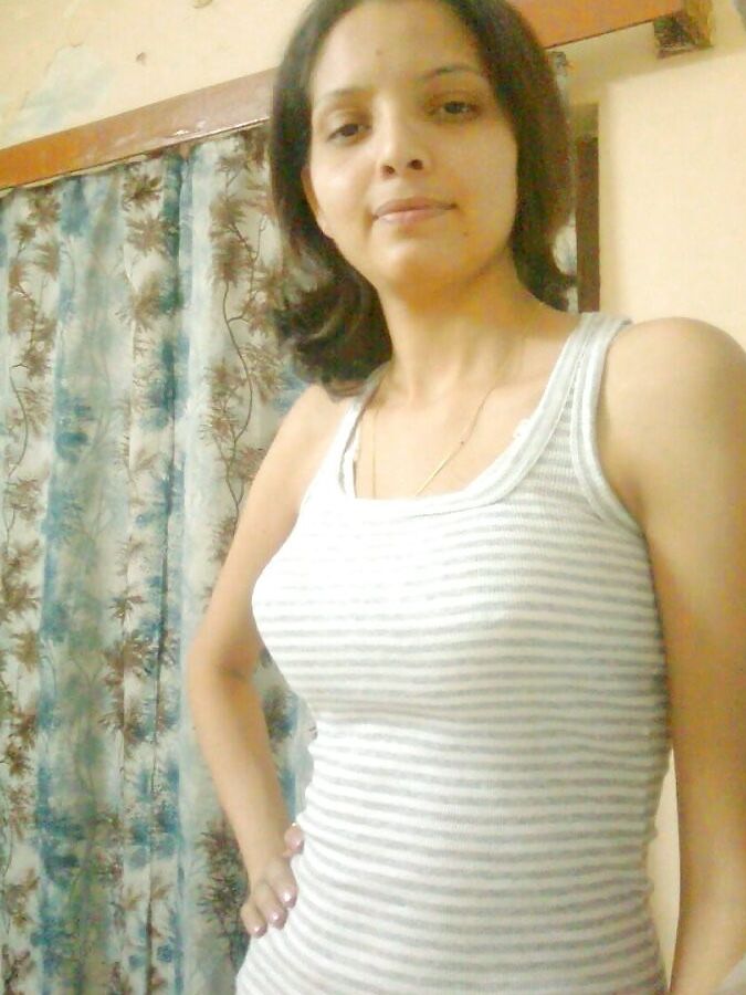 10P Mulher indiana modela várias peças de roupa e lingerie sem nudez