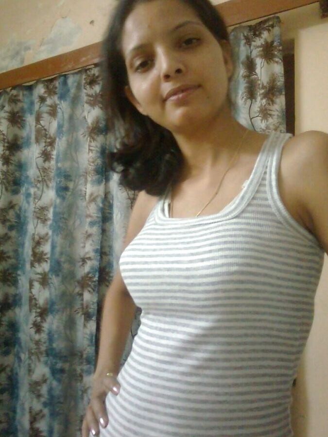 10P Mulher indiana modela várias peças de roupa e lingerie sem nudez