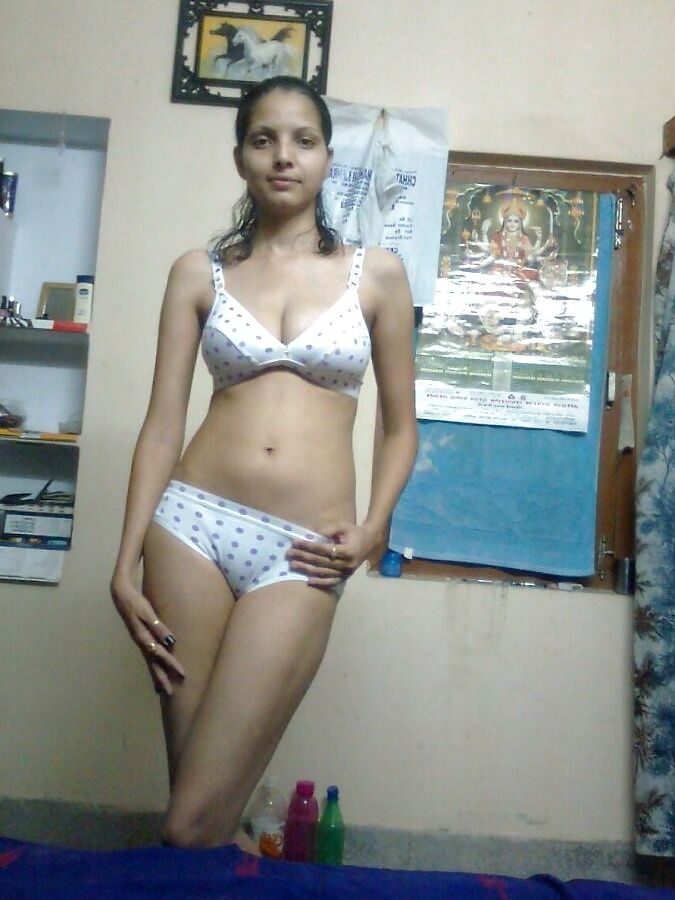 10P Mulher indiana modela várias peças de roupa e lingerie sem nudez