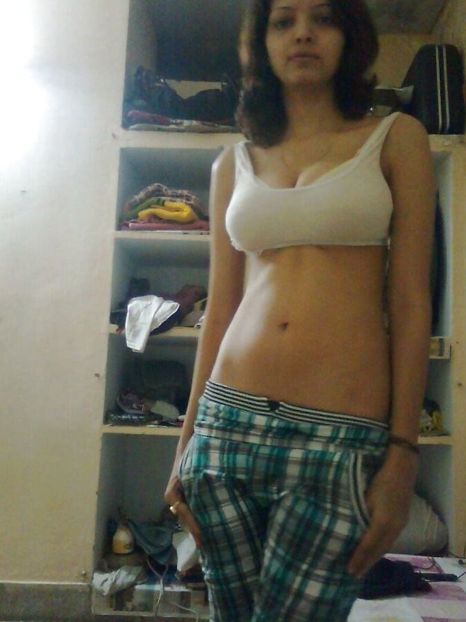 10P Mulher indiana modela várias peças de roupa e lingerie sem nudez