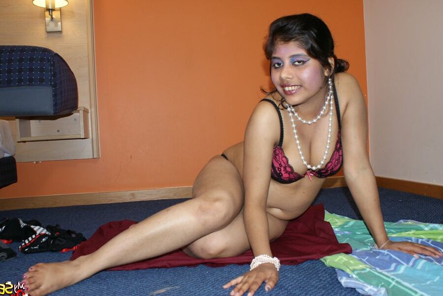 15P Rupali bhabhi em lingerie sexy expondo peitos grandes