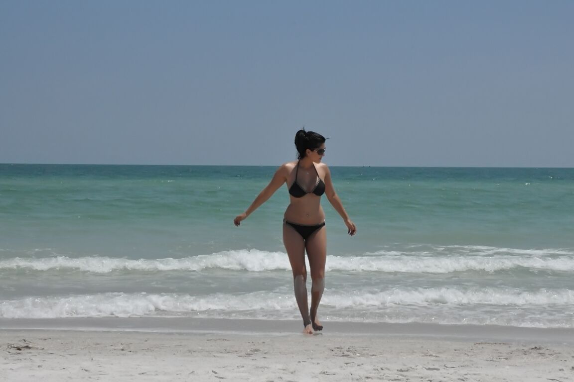 17P diva pornô indiana Sunny Leone na bela praia em um maiô preto sexy