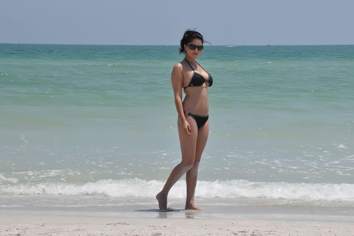 17P diva pornô indiana Sunny Leone na bela praia em um maiô preto sexy