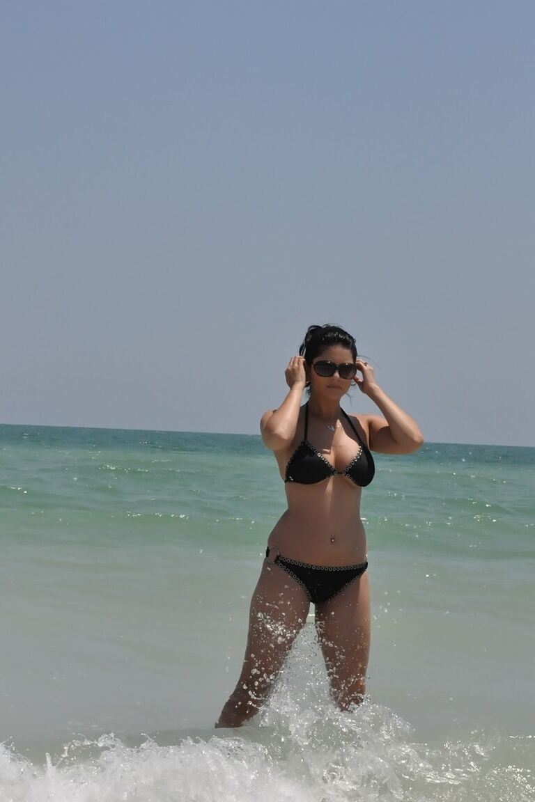 17P diva pornô indiana Sunny Leone na bela praia em um maiô preto sexy