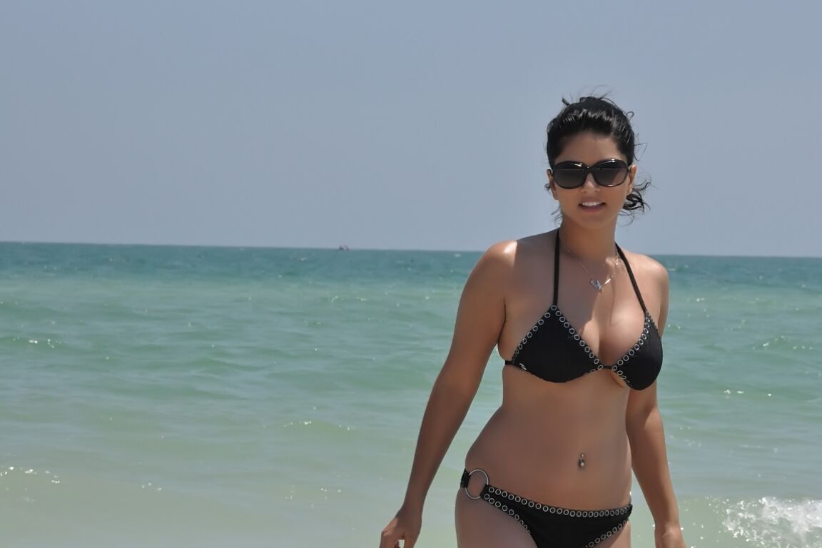 17P diva pornô indiana Sunny Leone na bela praia em um maiô preto sexy