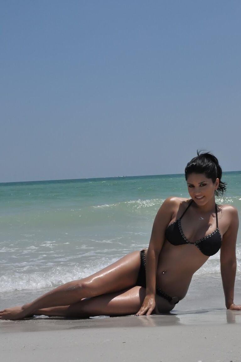 17P diva pornô indiana Sunny Leone na bela praia em um maiô preto sexy