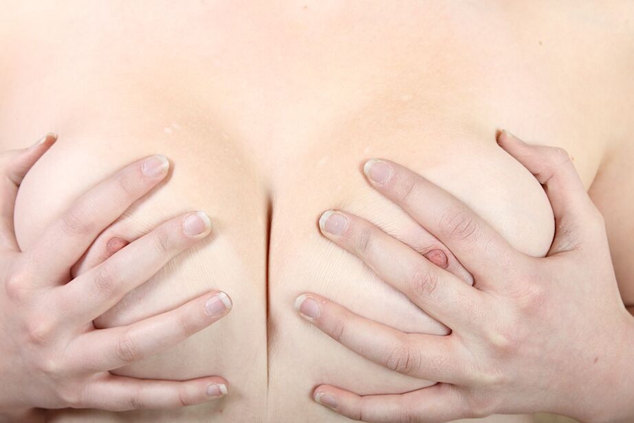 16P Bonita adolescente amateur se quita la ropa y muestra un dulce cuerpo.