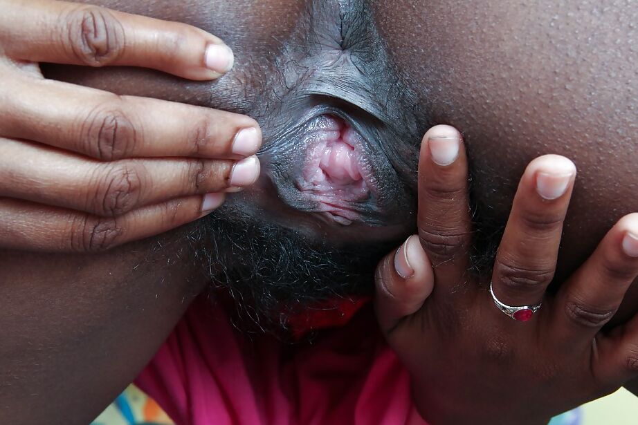 16P Linda gata peituda indiana Sunita se despindo e abrindo as pernas