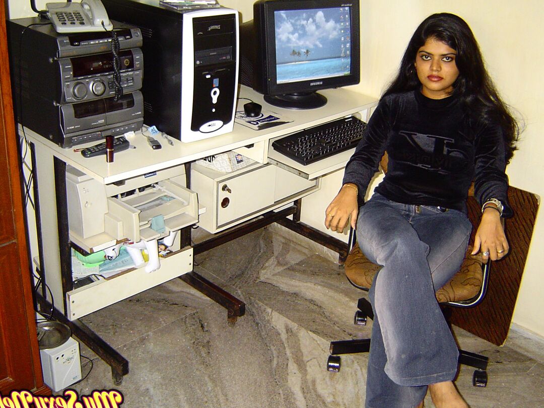 12P La amateur india caliente Neha Nair expone sus tetas regordetas y su culo redondo y graso