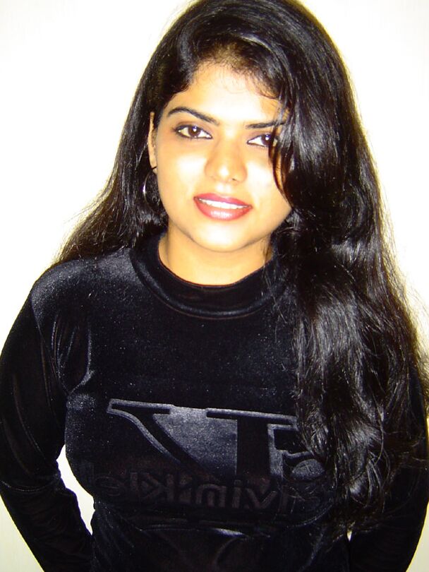 12P La amateur india caliente Neha Nair expone sus tetas regordetas y su culo redondo y graso