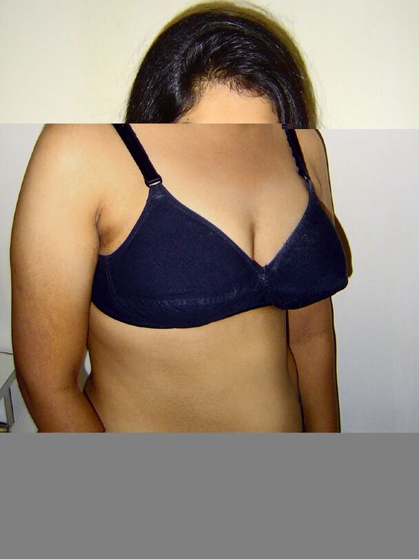 12P La amateur india caliente Neha Nair expone sus tetas regordetas y su culo redondo y graso