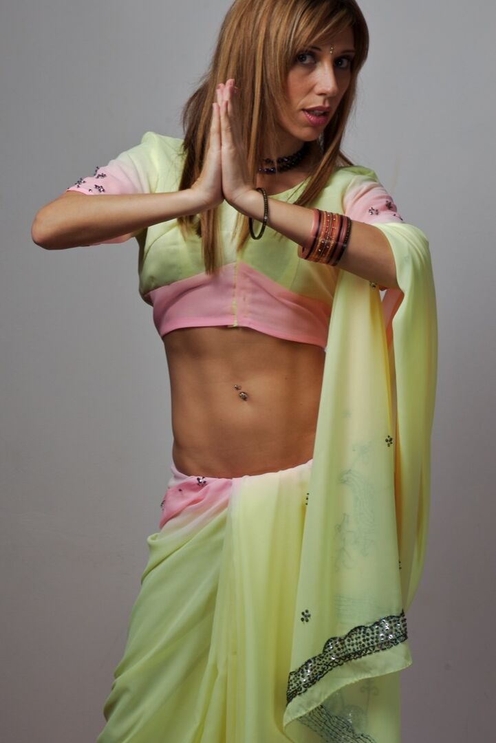 15P india amateur expone su sexy sujetador y su ombligo perforado