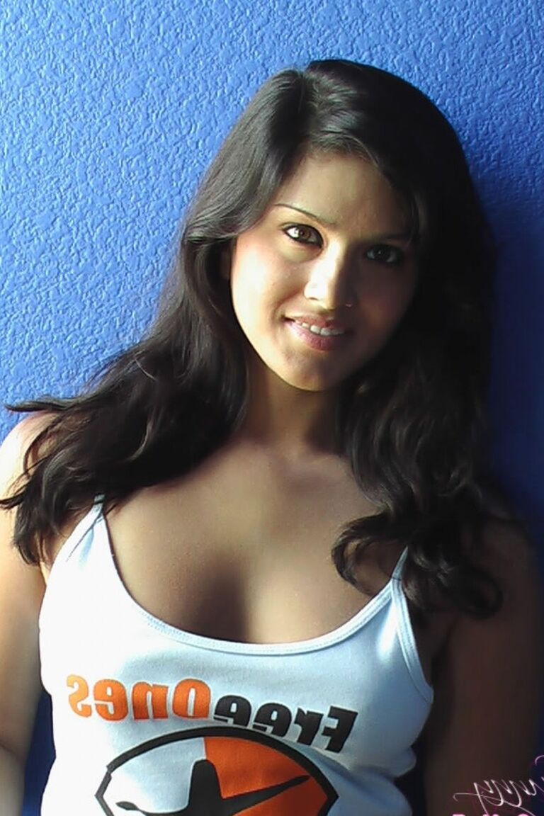 21P Der sexy indische Pornostar Sunny Leone enthüllt in einer Soloshow ihre leckeren Brustwarzen