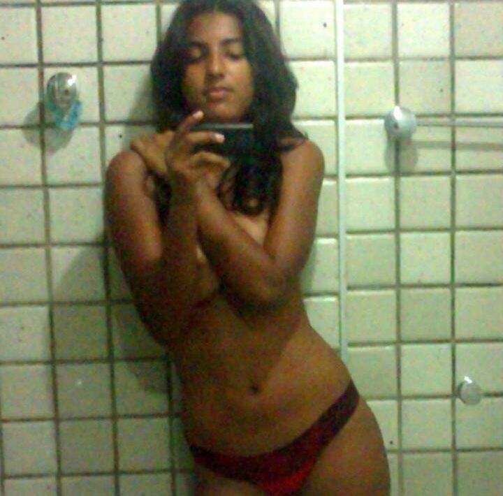 10P Garota indiana tirando fotos nuas no chuveiro