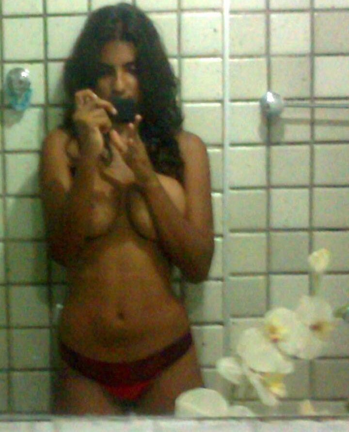 10P Garota indiana tirando fotos nuas no chuveiro