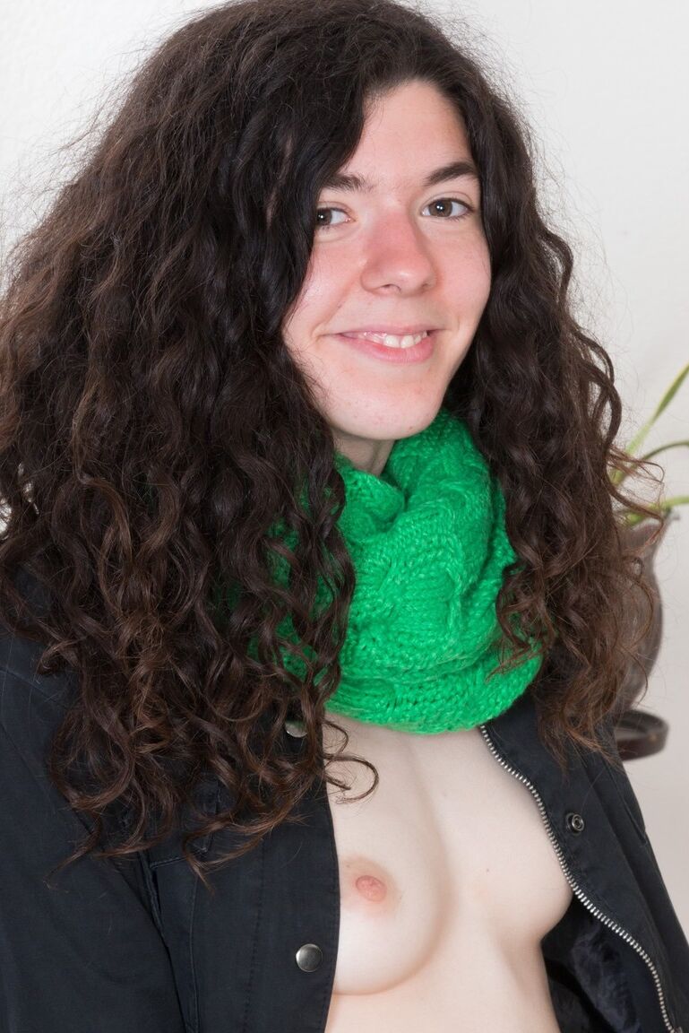 16P La morena peluda Silki Smith se desnuda antes de separar su castor