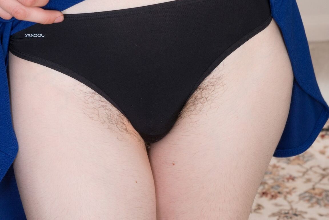 16P La morena peluda Silki Smith se desnuda antes de separar su castor
