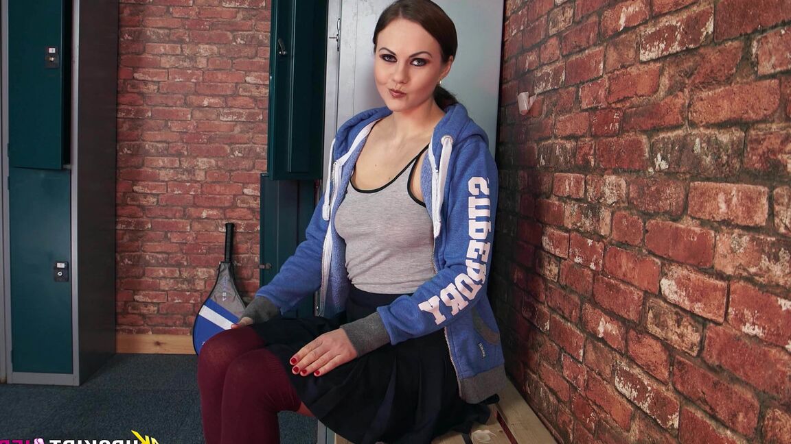 Die 13P-Britin Tina Kay entblößt ihren kahlen Schlitz, während sie auf einer Bank sitzt