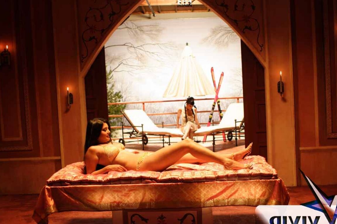 21P Indiana MILF Sunny Leone mostra seus talentos naturais e brinca com sua namorada