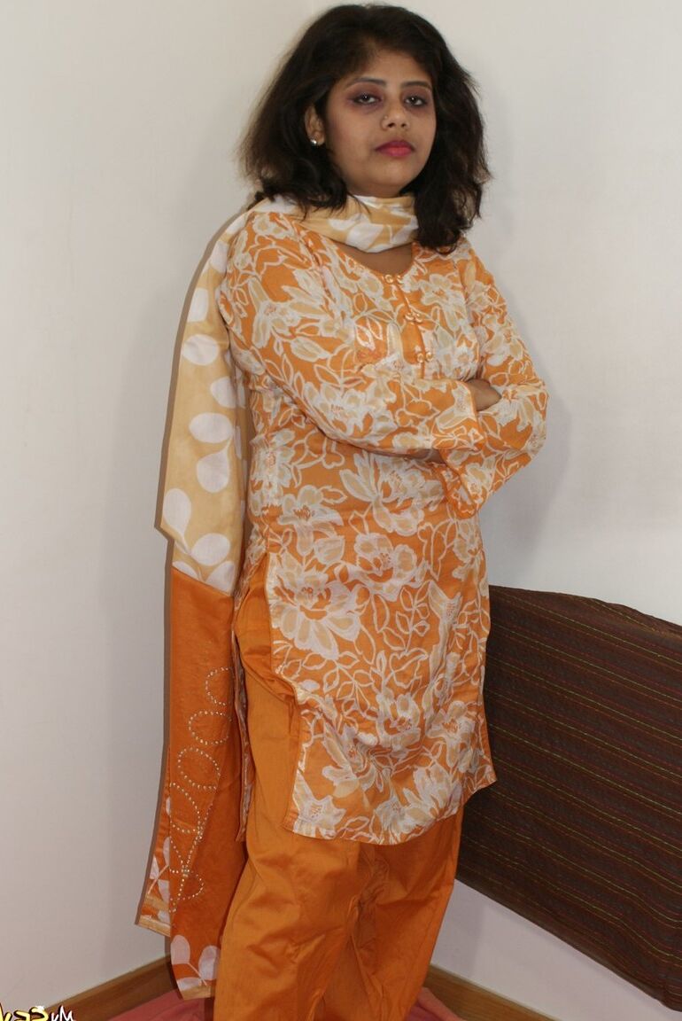 15P Rupali ek hindustani kuri em trajes indianos tradicionais