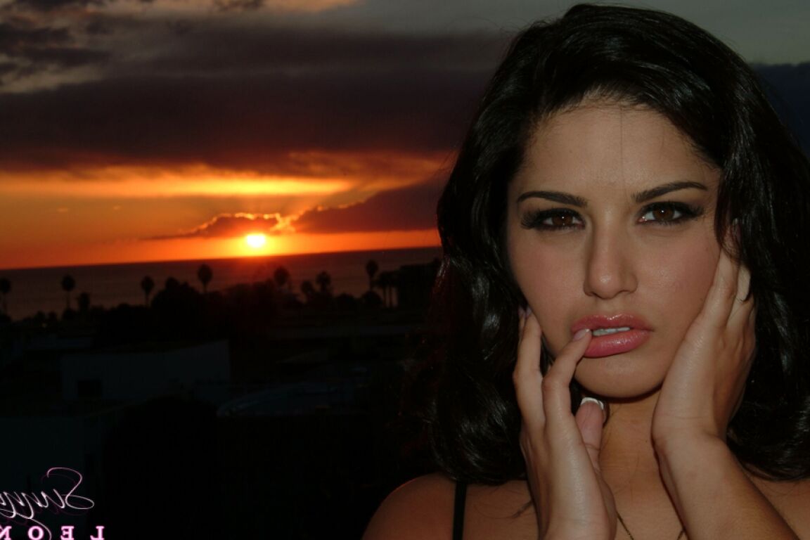 10P Linda pornstar Sunny Leone revelando seus peitos e posando ao pôr do sol
