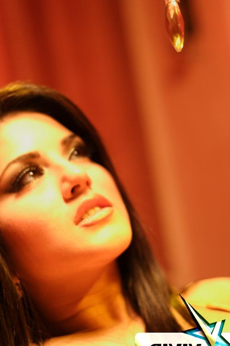 21P La exótica estrella porno en bikini dorado Sunny Leone se somete a un aceitoso ritual sagrado