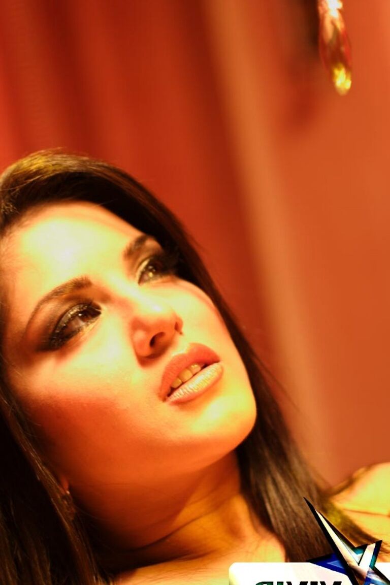 21P La exótica estrella porno en bikini dorado Sunny Leone se somete a un aceitoso ritual sagrado