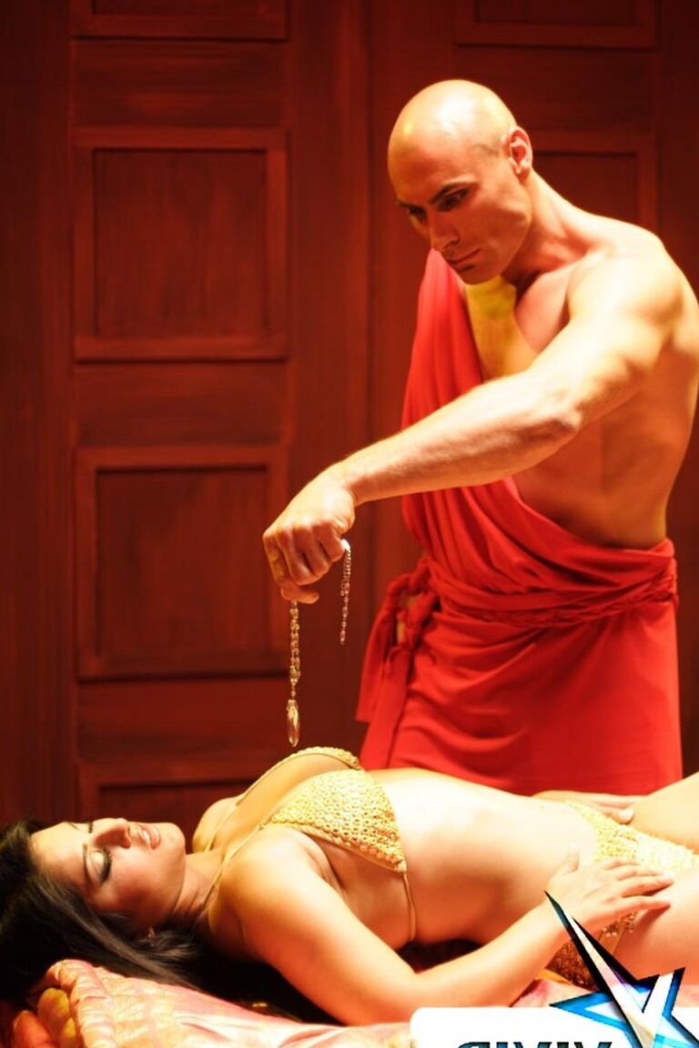 21P La exótica estrella porno en bikini dorado Sunny Leone se somete a un aceitoso ritual sagrado